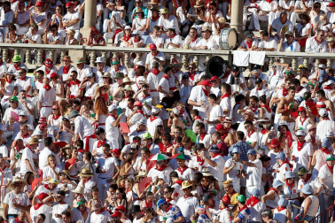 Público asistente a la Plaza de Toros de Pamplona durante la quinta corrida de la Feria del Toro 2019 con la ganadería de Victoriano del Río para los diestros El Juli, Antonio Ferrera y Pablo Aguado