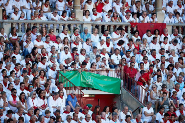 Público asistente a la Plaza de Toros de Pamplona durante la quinta corrida de la Feria del Toro 2019 con la ganadería de Victoriano del Río para los diestros El Juli, Antonio Ferrera y Pablo Aguado