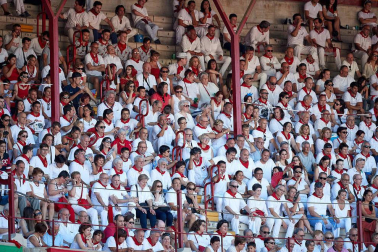 Público asistente a la Plaza de Toros de Pamplona durante la quinta corrida de la Feria del Toro 2019 con la ganadería de Victoriano del Río para los diestros El Juli, Antonio Ferrera y Pablo Aguado
