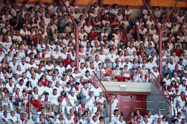 Público asistente a la Plaza de Toros de Pamplona durante la quinta corrida de la Feria del Toro 2019 con la ganadería de Victoriano del Río para los diestros El Juli, Antonio Ferrera y Pablo Aguado