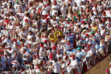 Público asistente a la Plaza de Toros de Pamplona durante la quinta corrida de la Feria del Toro 2019 con la ganadería de Victoriano del Río para los diestros El Juli, Antonio Ferrera y Pablo Aguado