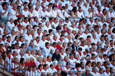 Público asistente a la Plaza de Toros de Pamplona durante la quinta corrida de la Feria del Toro 2019 con la ganadería de Victoriano del Río para los diestros El Juli, Antonio Ferrera y Pablo Aguado