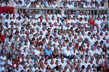 Público asistente a la Plaza de Toros de Pamplona durante la quinta corrida de la Feria del Toro 2019 con la ganadería de Victoriano del Río para los diestros El Juli, Antonio Ferrera y Pablo Aguado