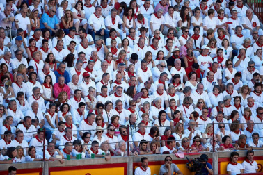 Público asistente a la Plaza de Toros de Pamplona durante la quinta corrida de la Feria del Toro 2019 con la ganadería de Victoriano del Río para los diestros El Juli, Antonio Ferrera y Pablo Aguado