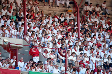 Público asistente a la Plaza de Toros de Pamplona durante la quinta corrida de la Feria del Toro 2019 con la ganadería de Victoriano del Río para los diestros El Juli, Antonio Ferrera y Pablo Aguado