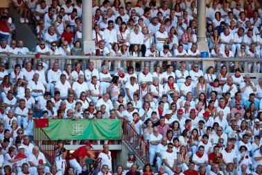 Público asistente a la Plaza de Toros de Pamplona durante la quinta corrida de la Feria del Toro 2019 con la ganadería de Victoriano del Río para los diestros El Juli, Antonio Ferrera y Pablo Aguado