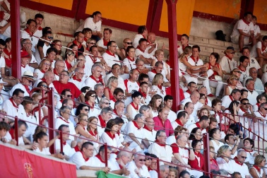 Público asistente a la Plaza de Toros de Pamplona durante la quinta corrida de la Feria del Toro 2019 con la ganadería de Victoriano del Río para los diestros El Juli, Antonio Ferrera y Pablo Aguado