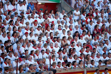 Público asistente a la Plaza de Toros de Pamplona durante la quinta corrida de la Feria del Toro 2019 con la ganadería de Victoriano del Río para los diestros El Juli, Antonio Ferrera y Pablo Aguado