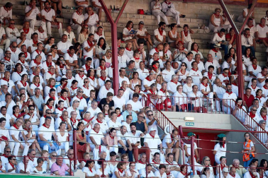 Público asistente a la Plaza de Toros de Pamplona durante la quinta corrida de la Feria del Toro 2019 con la ganadería de Victoriano del Río para los diestros El Juli, Antonio Ferrera y Pablo Aguado