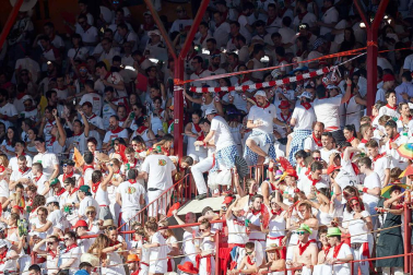 Público asistente a la Plaza de Toros de Pamplona durante la quinta corrida de la Feria del Toro 2019 con la ganadería de Victoriano del Río para los diestros El Juli, Antonio Ferrera y Pablo Aguado