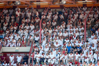 Público asistente a la Plaza de Toros de Pamplona durante la quinta corrida de la Feria del Toro 2019 con la ganadería de Victoriano del Río para los diestros El Juli, Antonio Ferrera y Pablo Aguado