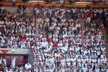 Público asistente a la Plaza de Toros de Pamplona durante la quinta corrida de la Feria del Toro 2019 con la ganadería de Victoriano del Río para los diestros El Juli, Antonio Ferrera y Pablo Aguado