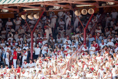 Público asistente a la Plaza de Toros de Pamplona durante la quinta corrida de la Feria del Toro 2019 con la ganadería de Victoriano del Río para los diestros El Juli, Antonio Ferrera y Pablo Aguado
