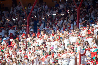 Público asistente a la Plaza de Toros de Pamplona durante la quinta corrida de la Feria del Toro 2019 con la ganadería de Victoriano del Río para los diestros El Juli, Antonio Ferrera y Pablo Aguado