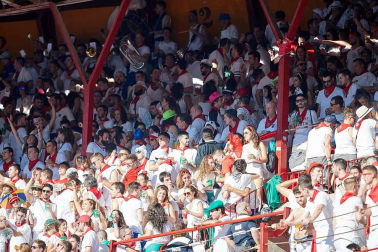 Público asistente a la Plaza de Toros de Pamplona durante la quinta corrida de la Feria del Toro 2019 con la ganadería de Victoriano del Río para los diestros El Juli, Antonio Ferrera y Pablo Aguado