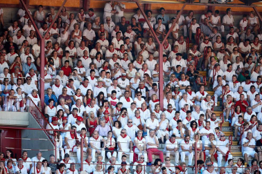 Público asistente a la Plaza de Toros de Pamplona durante la quinta corrida de la Feria del Toro 2019 con la ganadería de Victoriano del Río para los diestros El Juli, Antonio Ferrera y Pablo Aguado