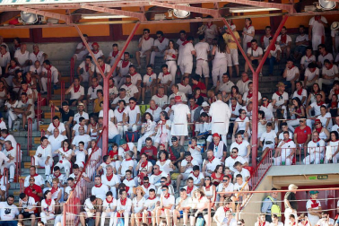 Público asistente a la Plaza de Toros de Pamplona durante la quinta corrida de la Feria del Toro 2019 con la ganadería de Victoriano del Río para los diestros El Juli, Antonio Ferrera y Pablo Aguado