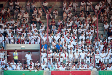 Público asistente a la Plaza de Toros de Pamplona durante la quinta corrida de la Feria del Toro 2019 con la ganadería de Victoriano del Río para los diestros El Juli, Antonio Ferrera y Pablo Aguado