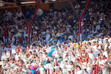 Público asistente a la Plaza de Toros de Pamplona durante la quinta corrida de la Feria del Toro 2019 con la ganadería de Victoriano del Río para los diestros El Juli, Antonio Ferrera y Pablo Aguado