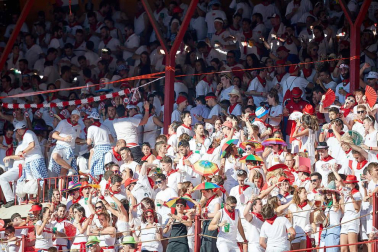Público asistente a la Plaza de Toros de Pamplona durante la quinta corrida de la Feria del Toro 2019 con la ganadería de Victoriano del Río para los diestros El Juli, Antonio Ferrera y Pablo Aguado