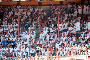 Público asistente a la Plaza de Toros de Pamplona durante la quinta corrida de la Feria del Toro 2019 con la ganadería de Victoriano del Río para los diestros El Juli, Antonio Ferrera y Pablo Aguado