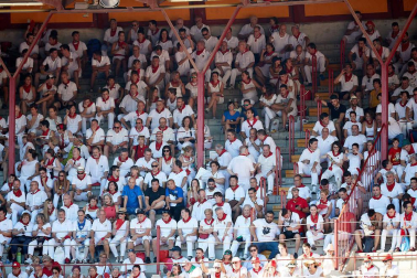 Público asistente a la Plaza de Toros de Pamplona durante la quinta corrida de la Feria del Toro 2019 con la ganadería de Victoriano del Río para los diestros El Juli, Antonio Ferrera y Pablo Aguado
