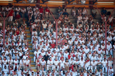 Público asistente a la Plaza de Toros de Pamplona durante la quinta corrida de la Feria del Toro 2019 con la ganadería de Victoriano del Río para los diestros El Juli, Antonio Ferrera y Pablo Aguado