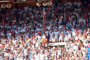 Público asistente a la Plaza de Toros de Pamplona durante la quinta corrida de la Feria del Toro 2019 con la ganadería de Victoriano del Río para los diestros El Juli, Antonio Ferrera y Pablo Aguado