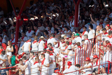 Público asistente a la Plaza de Toros de Pamplona durante la quinta corrida de la Feria del Toro 2019 con la ganadería de Victoriano del Río para los diestros El Juli, Antonio Ferrera y Pablo Aguado