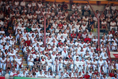 Público asistente a la Plaza de Toros de Pamplona durante la quinta corrida de la Feria del Toro 2019 con la ganadería de Victoriano del Río para los diestros El Juli, Antonio Ferrera y Pablo Aguado