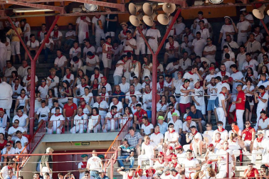 Público asistente a la Plaza de Toros de Pamplona durante la quinta corrida de la Feria del Toro 2019 con la ganadería de Victoriano del Río para los diestros El Juli, Antonio Ferrera y Pablo Aguado