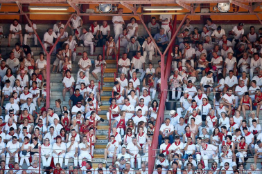 Público asistente a la Plaza de Toros de Pamplona durante la quinta corrida de la Feria del Toro 2019 con la ganadería de Victoriano del Río para los diestros El Juli, Antonio Ferrera y Pablo Aguado