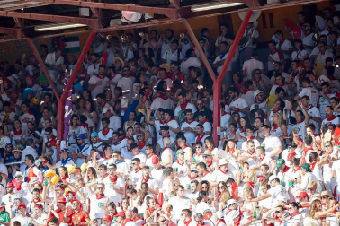Público asistente a la Plaza de Toros de Pamplona durante la quinta corrida de la Feria del Toro 2019 con la ganadería de Victoriano del Río para los diestros El Juli, Antonio Ferrera y Pablo Aguado