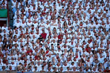 Público asistente a la Plaza de Toros de Pamplona durante la quinta corrida de la Feria del Toro 2019 con la ganadería de Victoriano del Río para los diestros El Juli, Antonio Ferrera y Pablo Aguado
