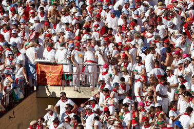 Público asistente a la Plaza de Toros de Pamplona durante la quinta corrida de la Feria del Toro 2019 con la ganadería de Victoriano del Río para los diestros El Juli, Antonio Ferrera y Pablo Aguado