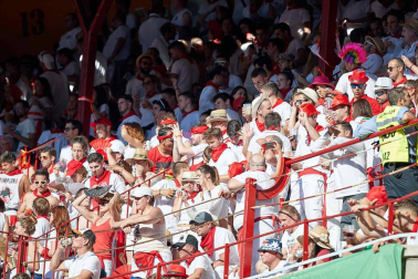 Público asistente a la Plaza de Toros de Pamplona durante la quinta corrida de la Feria del Toro 2019 con la ganadería de Victoriano del Río para los diestros El Juli, Antonio Ferrera y Pablo Aguado