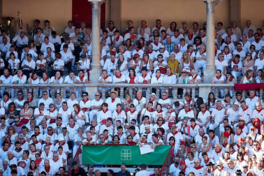 Público asistente a la Plaza de Toros de Pamplona durante la quinta corrida de la Feria del Toro 2019 con la ganadería de Victoriano del Río para los diestros El Juli, Antonio Ferrera y Pablo Aguado