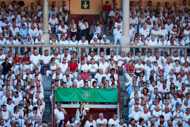 Público asistente a la Plaza de Toros de Pamplona durante la quinta corrida de la Feria del Toro 2019 con la ganadería de Victoriano del Río para los diestros El Juli, Antonio Ferrera y Pablo Aguado
