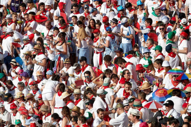 Público asistente a la Plaza de Toros de Pamplona durante la quinta corrida de la Feria del Toro 2019 con la ganadería de Victoriano del Río para los diestros El Juli, Antonio Ferrera y Pablo Aguado