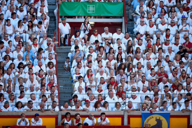 Público asistente a la Plaza de Toros de Pamplona durante la quinta corrida de la Feria del Toro 2019 con la ganadería de Victoriano del Río para los diestros El Juli, Antonio Ferrera y Pablo Aguado