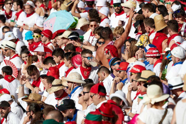 Público asistente a la Plaza de Toros de Pamplona durante la quinta corrida de la Feria del Toro 2019 con la ganadería de Victoriano del Río para los diestros El Juli, Antonio Ferrera y Pablo Aguado