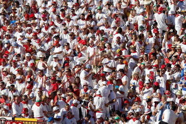Público asistente a la Plaza de Toros de Pamplona durante la quinta corrida de la Feria del Toro 2019 con la ganadería de Victoriano del Río para los diestros El Juli, Antonio Ferrera y Pablo Aguado