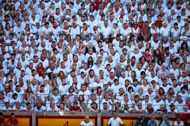 Público asistente a la Plaza de Toros de Pamplona durante la quinta corrida de la Feria del Toro 2019 con la ganadería de Victoriano del Río para los diestros El Juli, Antonio Ferrera y Pablo Aguado