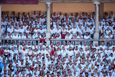 Público asistente a la Plaza de Toros de Pamplona durante la quinta corrida de la Feria del Toro 2019 con la ganadería de Victoriano del Río para los diestros El Juli, Antonio Ferrera y Pablo Aguado