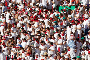 Público asistente a la Plaza de Toros de Pamplona durante la quinta corrida de la Feria del Toro 2019 con la ganadería de Victoriano del Río para los diestros El Juli, Antonio Ferrera y Pablo Aguado