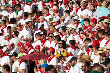 Público asistente a la Plaza de Toros de Pamplona durante la quinta corrida de la Feria del Toro 2019 con la ganadería de Victoriano del Río para los diestros El Juli, Antonio Ferrera y Pablo Aguado