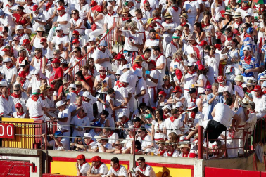 Público asistente a la Plaza de Toros de Pamplona durante la quinta corrida de la Feria del Toro 2019 con la ganadería de Victoriano del Río para los diestros El Juli, Antonio Ferrera y Pablo Aguado