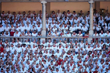 Público asistente a la Plaza de Toros de Pamplona durante la quinta corrida de la Feria del Toro 2019 con la ganadería de Victoriano del Río para los diestros El Juli, Antonio Ferrera y Pablo Aguado