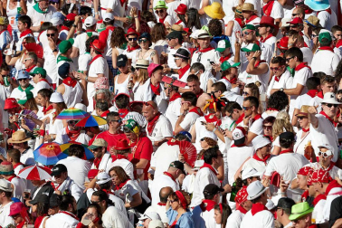 Público asistente a la Plaza de Toros de Pamplona durante la quinta corrida de la Feria del Toro 2019 con la ganadería de Victoriano del Río para los diestros El Juli, Antonio Ferrera y Pablo Aguado
