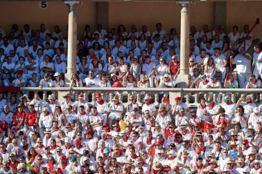 Público asistente a la Plaza de Toros de Pamplona durante la quinta corrida de la Feria del Toro 2019 con la ganadería de Victoriano del Río para los diestros El Juli, Antonio Ferrera y Pablo Aguado